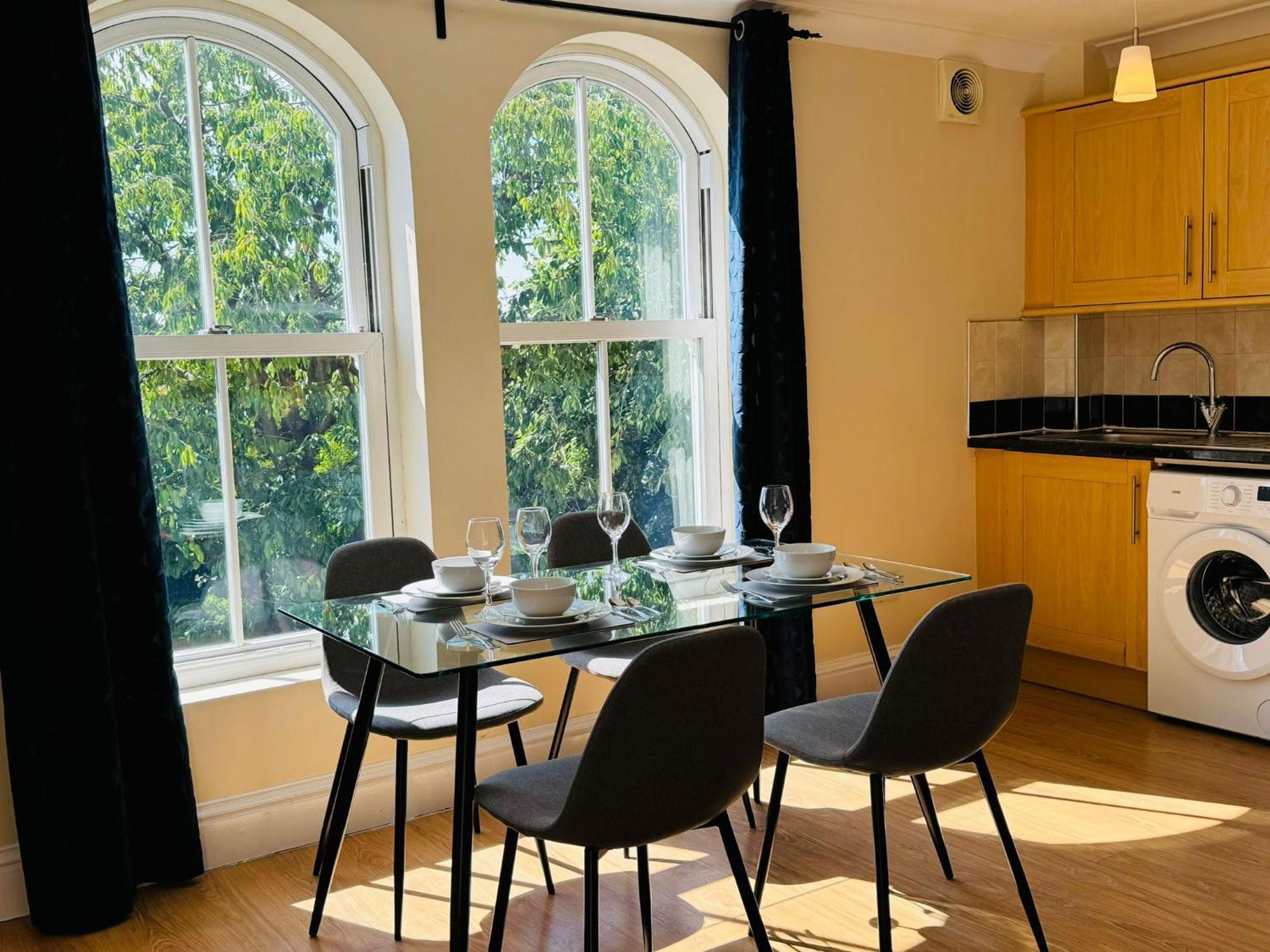 Spacious Flat In Streatham Londra